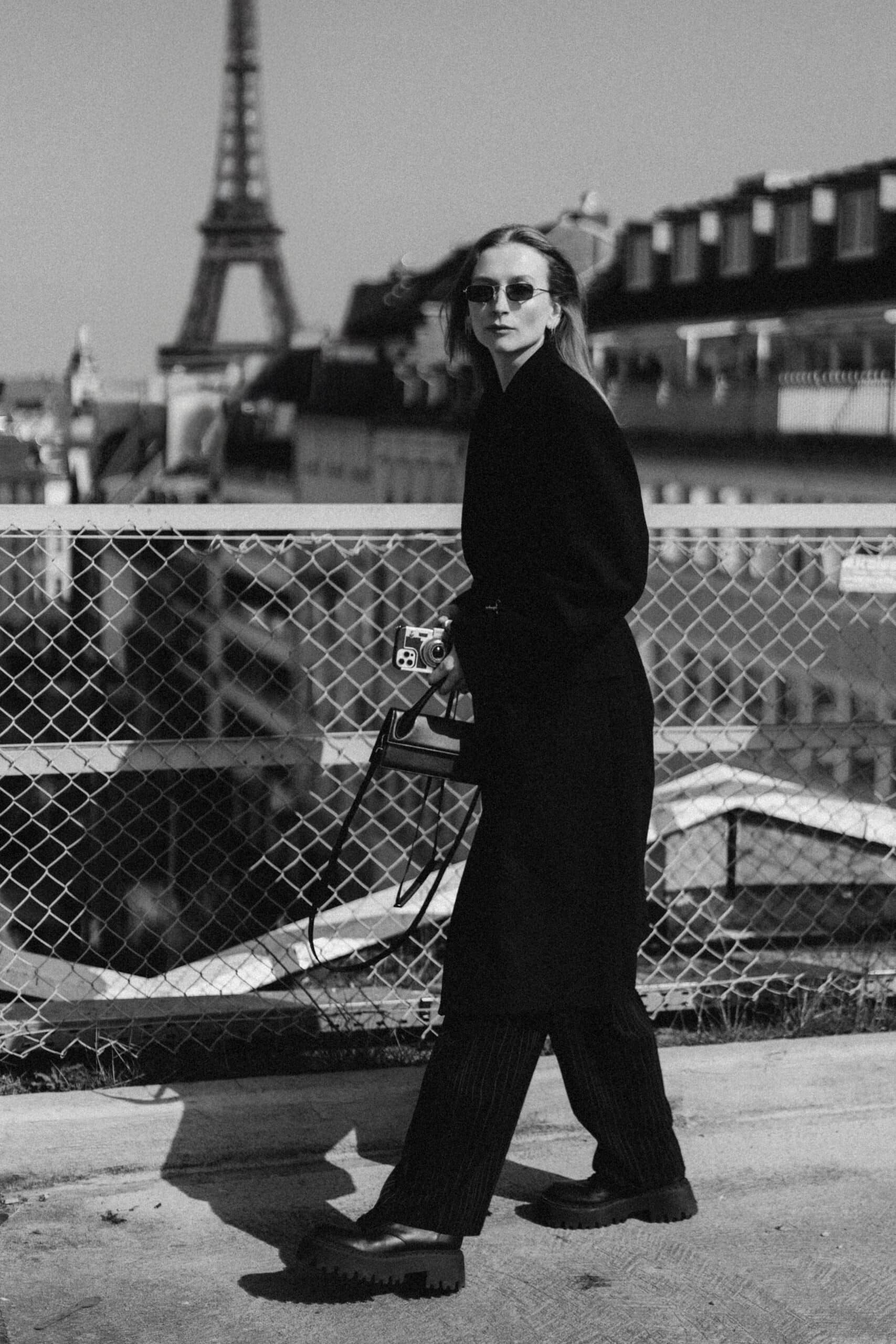Veronika Haas bei Portraitfotografie in Paris, Schwarz-Weiß, stilvoll.
