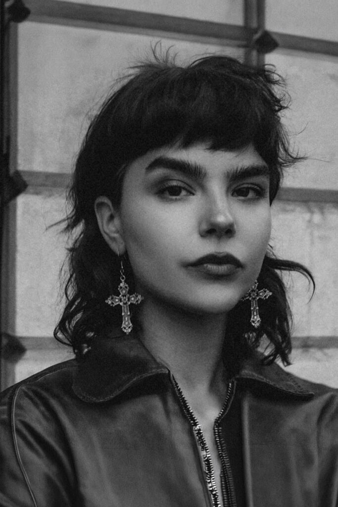 Veronika Haas in einem schwarzen Lederjacke, professionell fotografiert für Portraitaufnahmen.