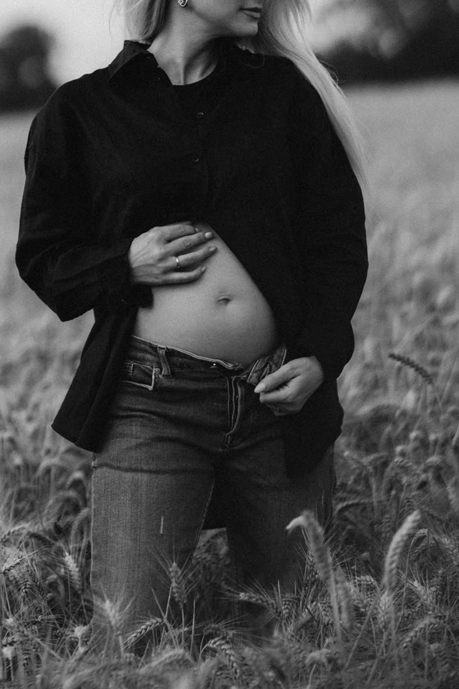 Babybauch Fotoshooting mit Veronika Haas im Freien, natürliche Schwangerschaftsfotografie.