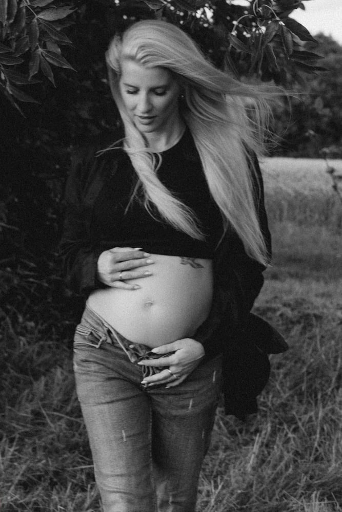 Veronika Haas bei Babybauch-Fotoshooting im Freien, natürliche Schwangerschaftsfotografie.