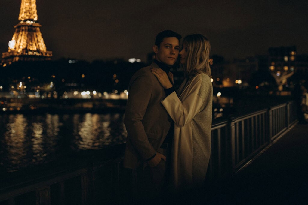 Veronika Haas bei einem romantischen Paarshooting in Paris bei Nacht, mit Blick auf den Eiffelturm i.