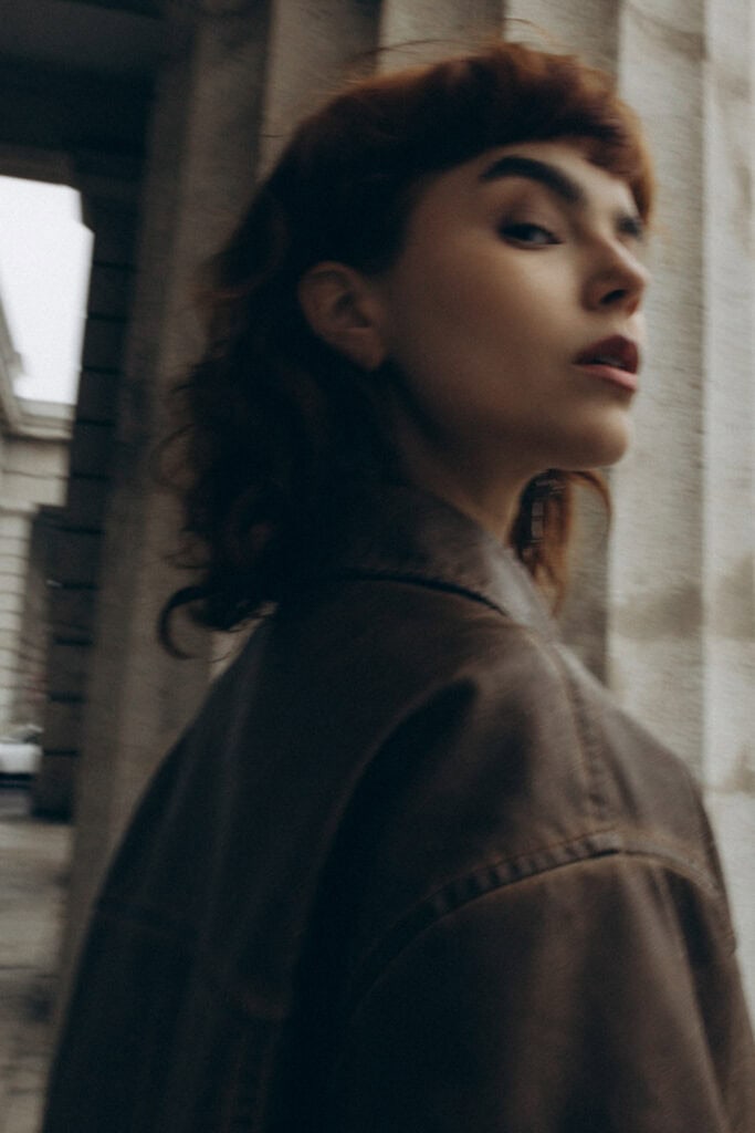 Veronika Haas – Natürliche Portraitaufnahme in urbanem Umfeld.