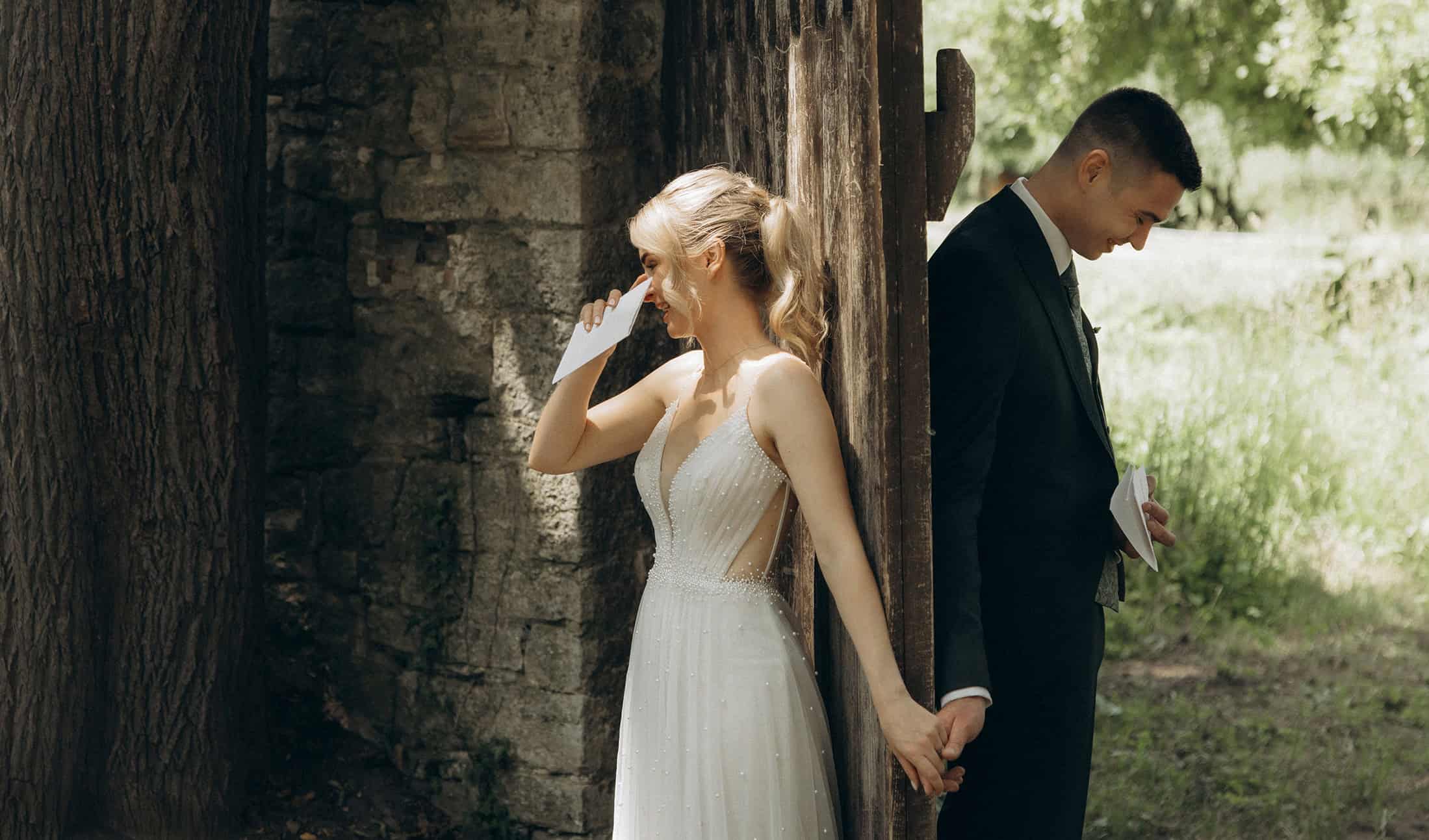Veronika Haas bei ihrer Hochzeit, romantisches Paar im Freien.
