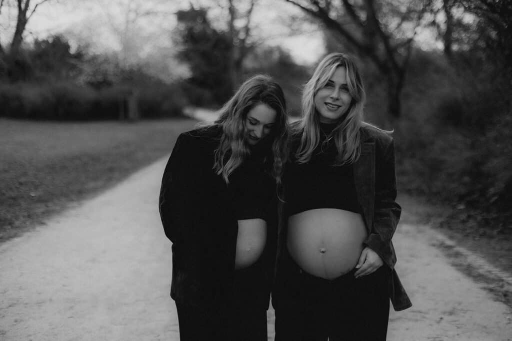 Veronika Haas zeigt ihren Babybauch bei einem emotionalen Babybauch Shooting im Freien.