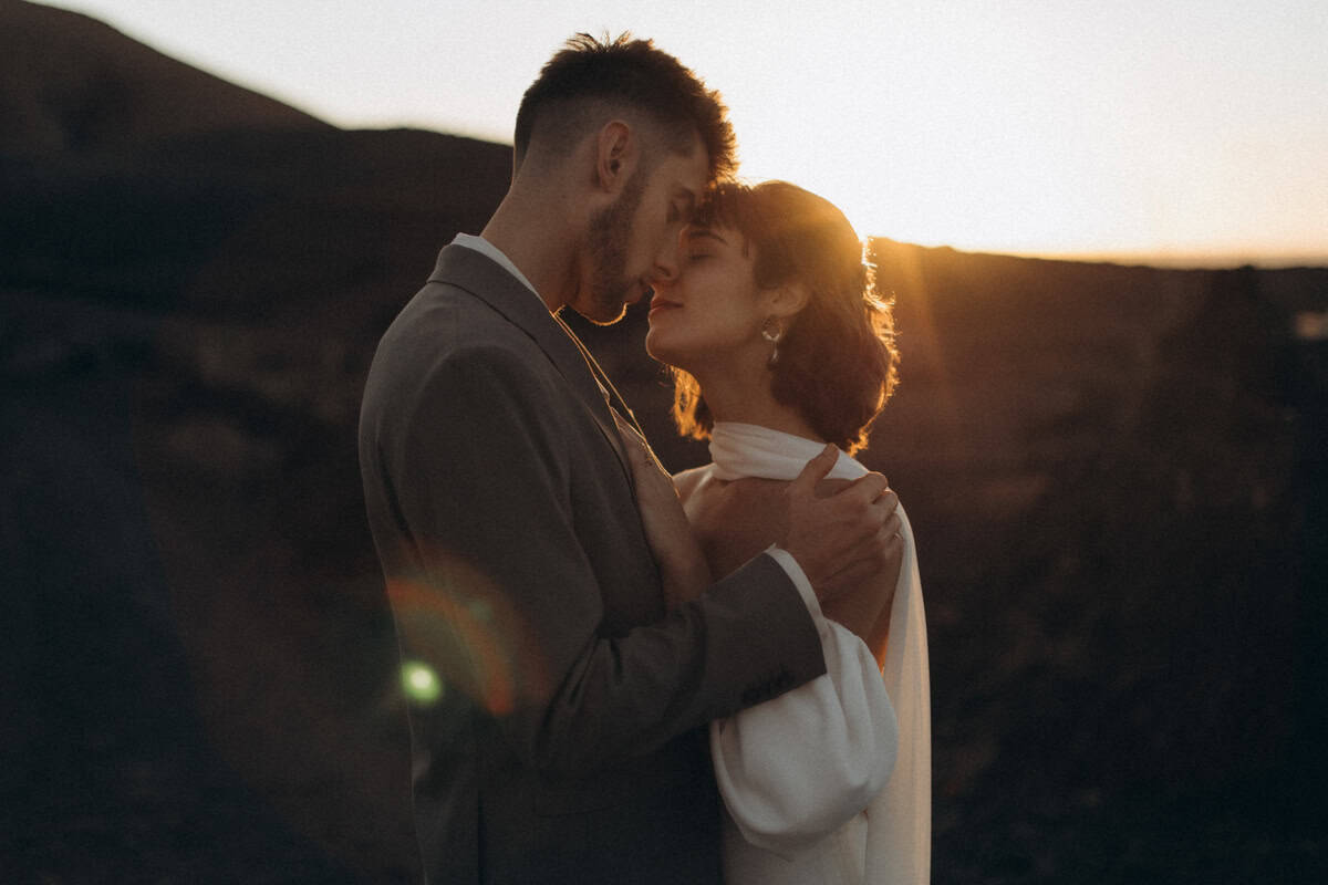 Romantisches Hochzeitsfoto von Veronika Haas bei Sonnenuntergang.