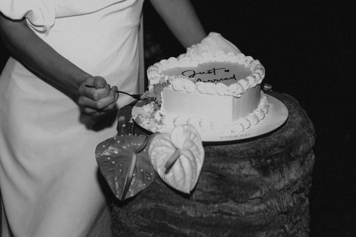 Veronika Haas schneidet Hochzeitstorte bei der Hochzeit.