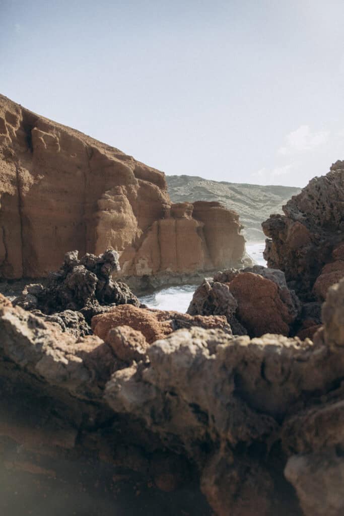 Veronika Haas am Strand von Lanzarote während eines intimen Engagements.