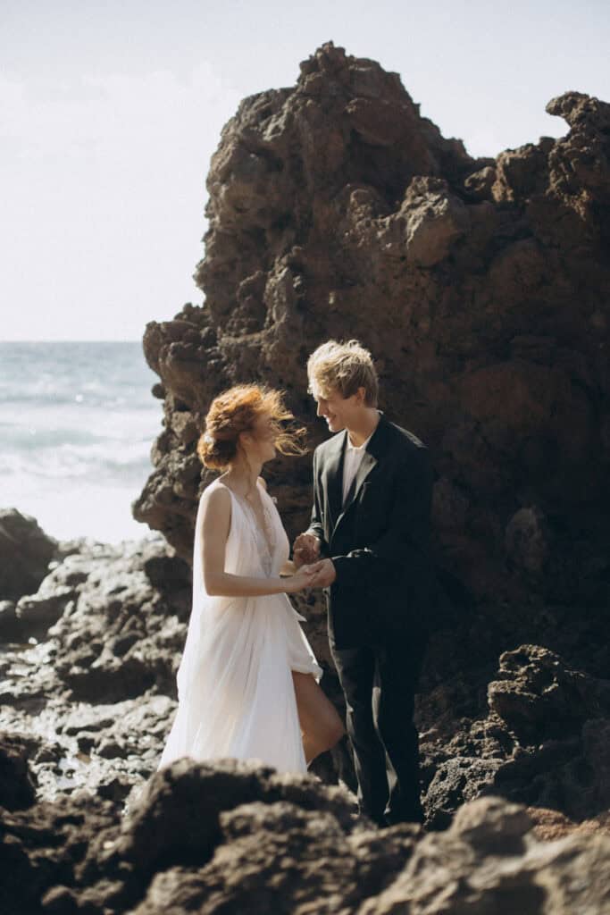 Veronika Haas und Partner bei intimer Strandverlobung auf Lanzarote.
