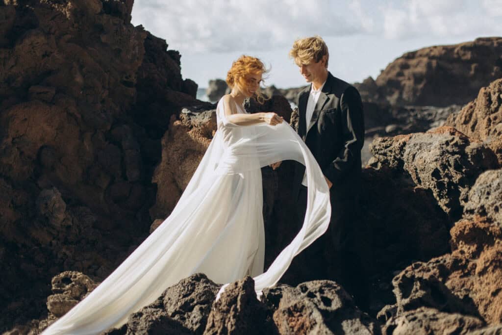 Hochzeitspaar am Strand von Lanzarote, Veronika Haas bei intimer Verlobungsfeier.