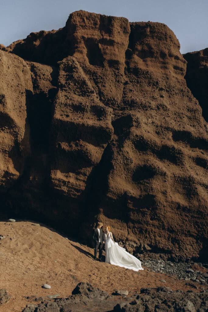 Veronika Haas bei einem intimen Engagement-Fotoshooting am Strand von Lanzarote.