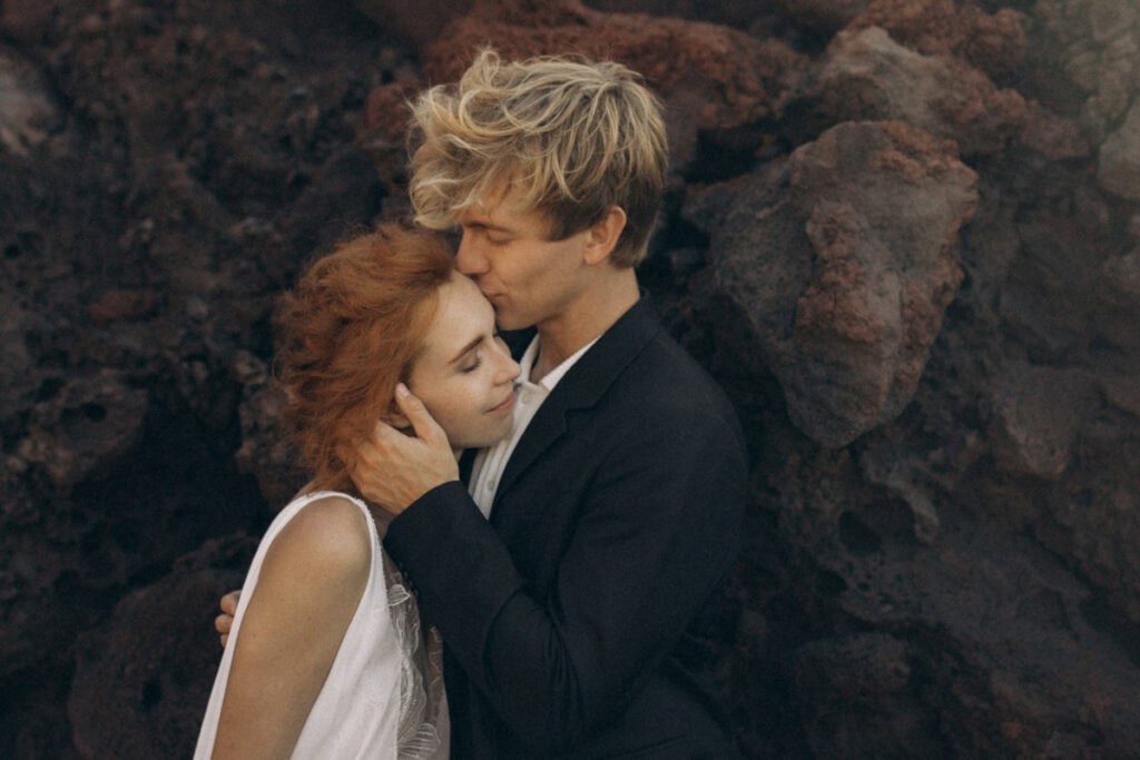 Veronika Haas und ihr Partner bei einem romantischen Engagement am Strand von Lanzarote.