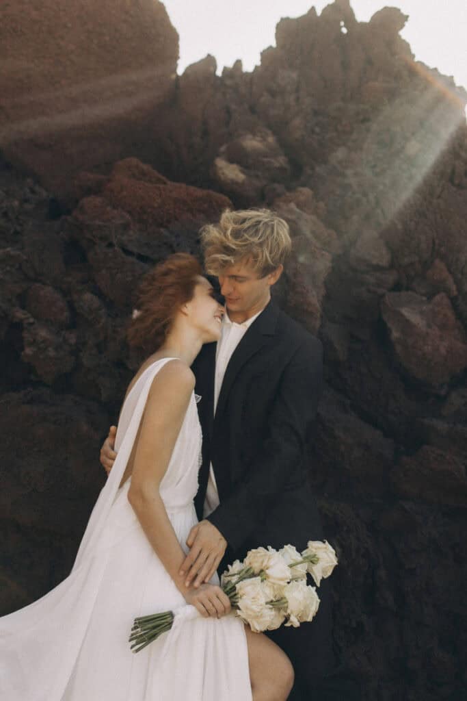 Veronika Haas und Partner bei intimer Strandverlobung auf Lanzarote, romantisches Hochzeitsfoto.