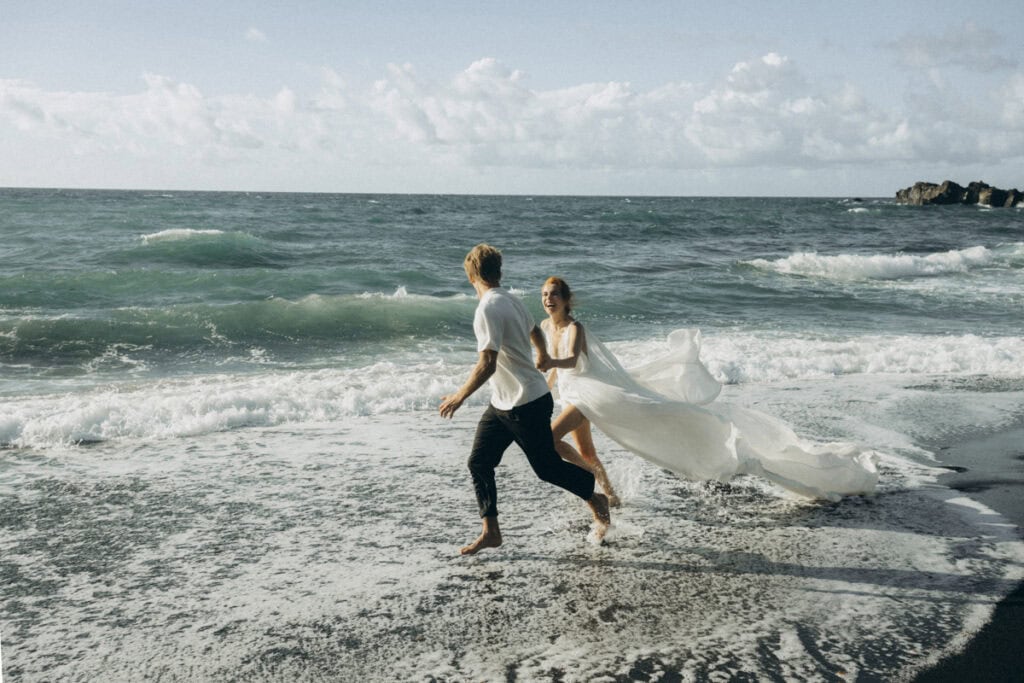 Veronika Haas im Brautkleid am Strand von Lanzarote, romantisches Engagement-Foto.