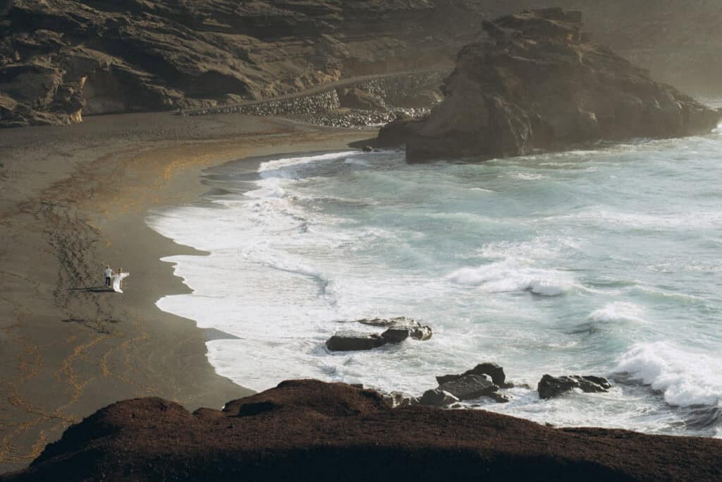 Veronika Haas am Strand von Lanzarote während eines intimen Engagements.