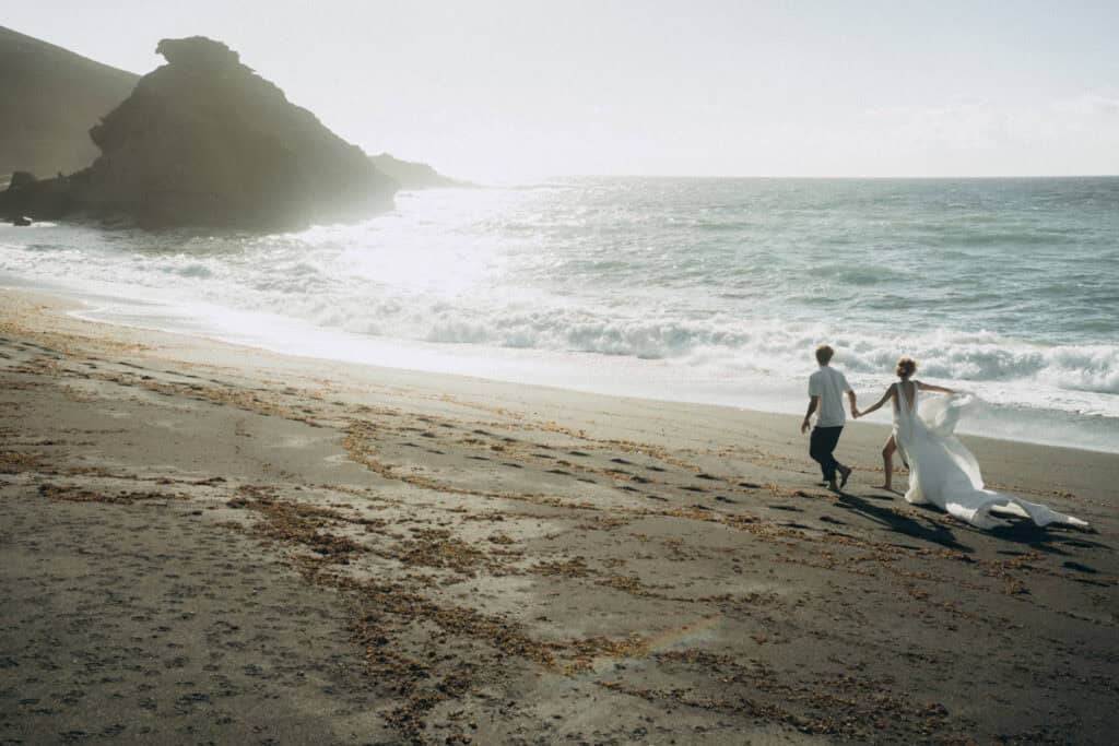 Veronika Haas und Partner beim intimen Strandengagement auf Lanzarote. Romantischer Moment bei Sonne.