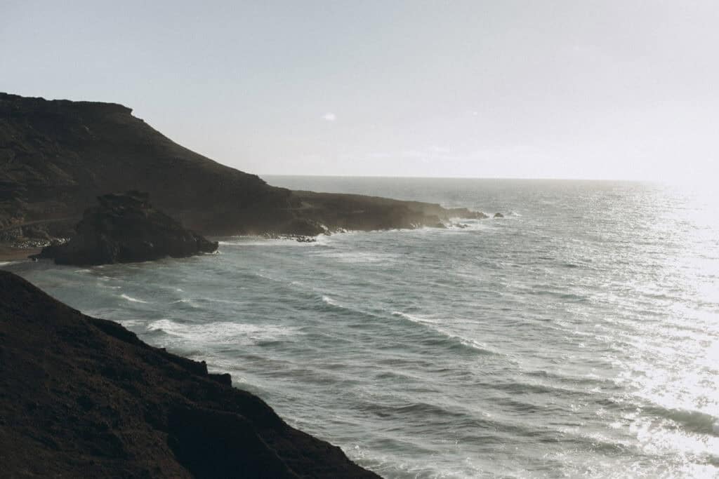 Veronika Haas am Strand von Lanzarote während eines intimen Engagements.