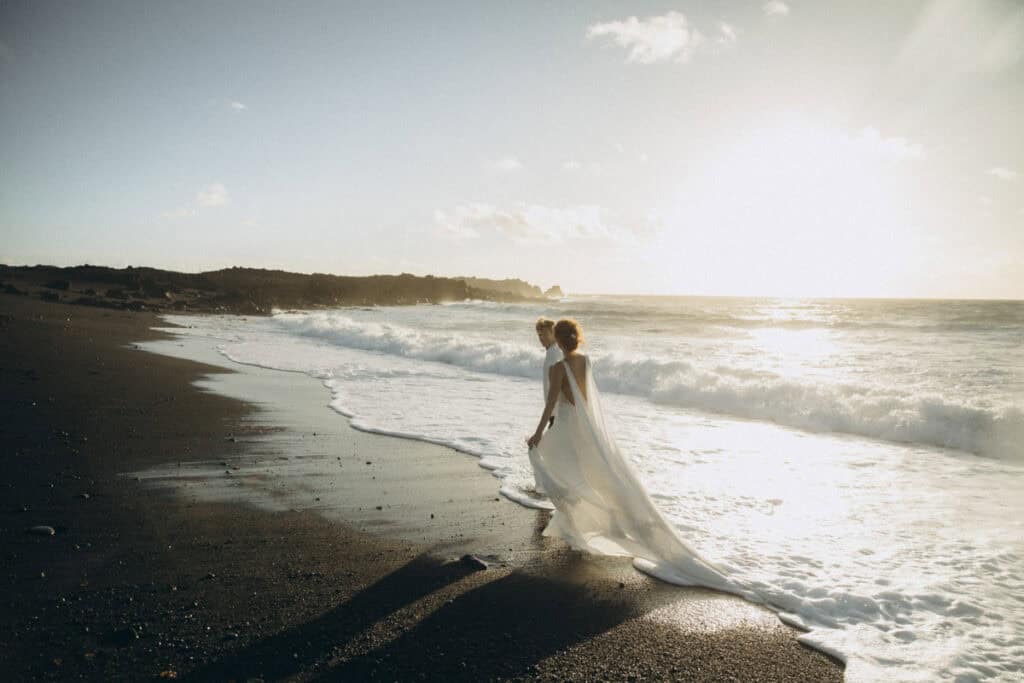 Veronika Haas im weißen Brautkleid am Strand von Lanzarote, Sonnenuntergang, romantisches Hochzeitsf.