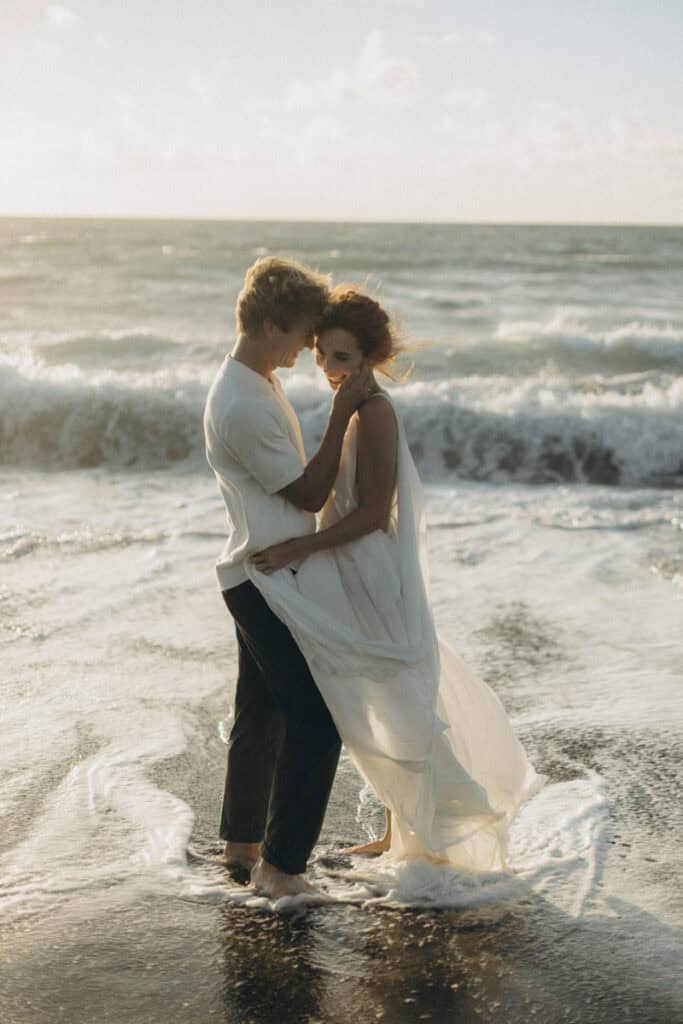 Veronika Haas und Partner bei einem intimen Strandengagement auf Lanzarote. Romantische Atmosphäre,.
