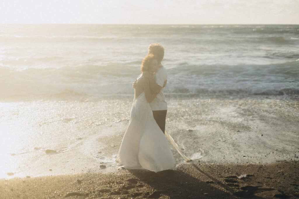 Veronika Haas beim intimen Strandengagement auf Lanzarote, romantisch am Meer.
