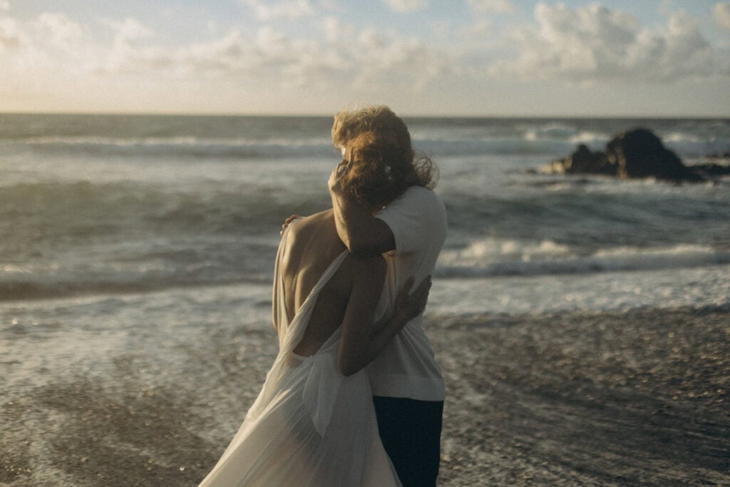 Veronika Haas beim intimen Engagement am Strand von Lanzarote, romantisch umarmt bei Sonnenuntergang.