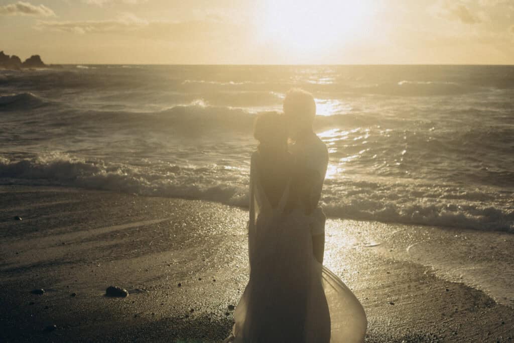 Veronika Haas beim intimen Engagement am Strand von Lanzarote bei Sonnenuntergang.