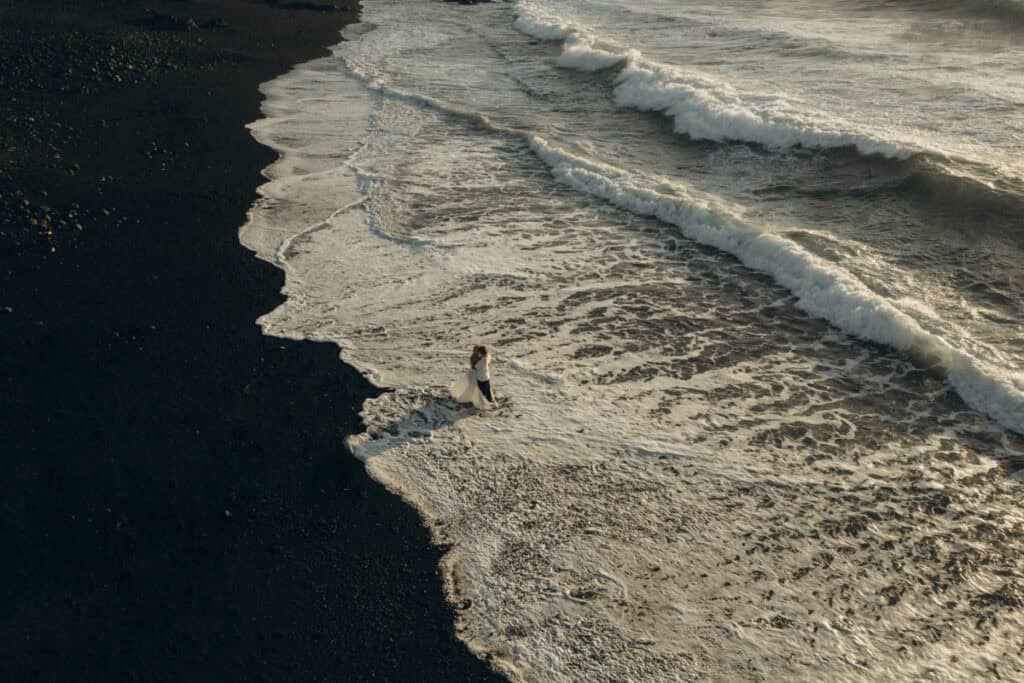 Veronika Haas am Strand Lanzarote, bei Sonnenuntergang, im Rahmen eines intimen Engagements.