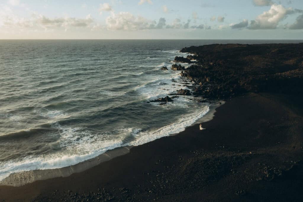 Veronika Haas am schwarzen Lava-Strand auf Lanzarote, bei Sonnenuntergang.