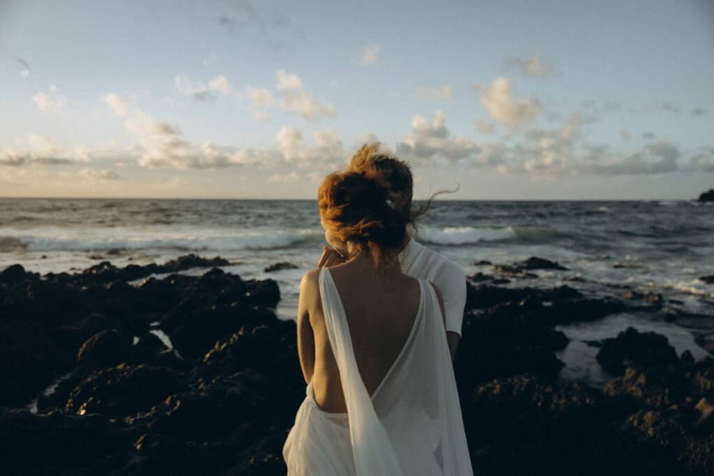 Veronika Haas am Strand von Lanzarote während eines intimen Engagement-Shootings.