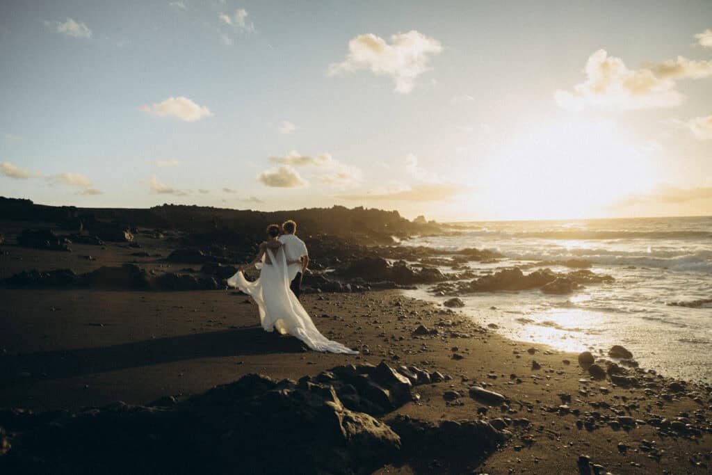 Veronika Haas beim intimen Strandengagement auf Lanzarote, Sonnenuntergang, romantisch, Hochzeitsfot.