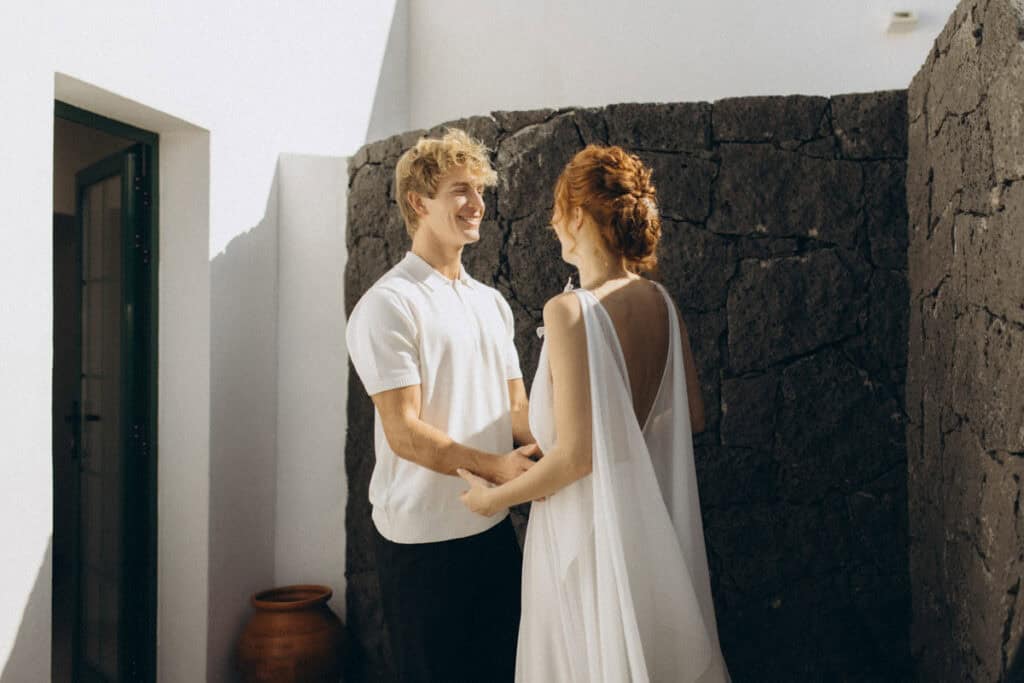 Veronika Haas bei ihrem intimen Heiratsantrag am Strand von Lanzarote, umgeben von schwarzem Lavages.