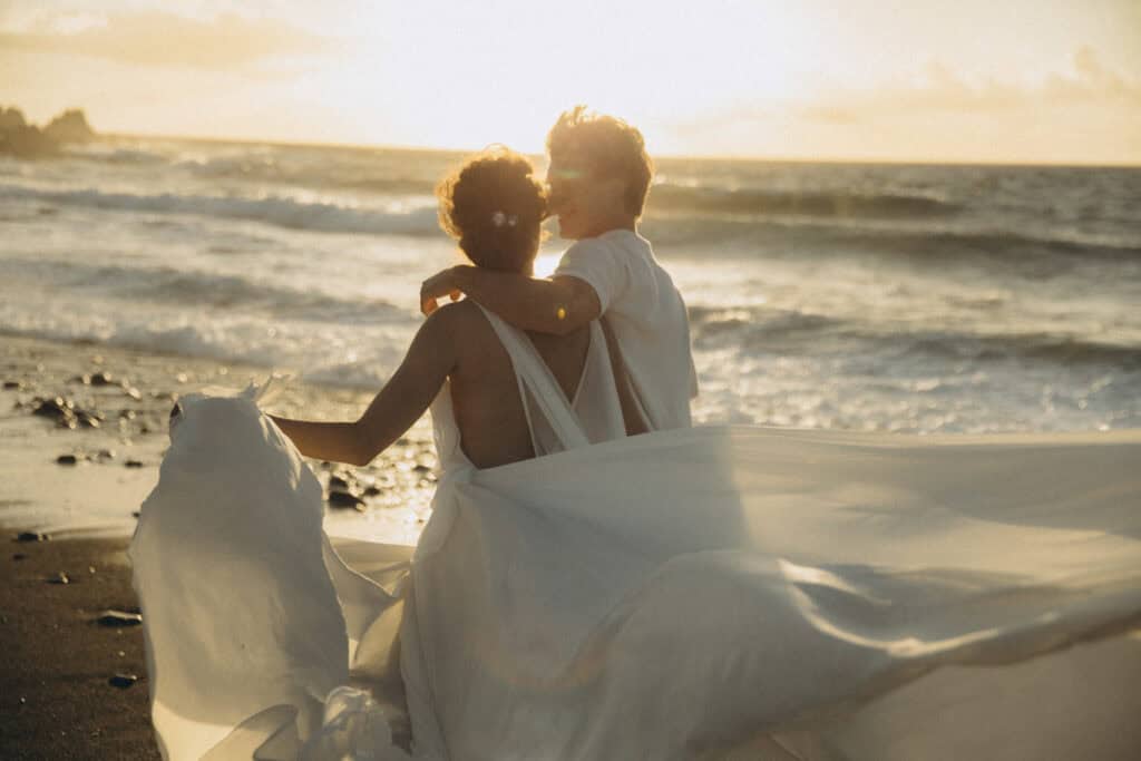 Veronika Haas bei intimer Strandhochzeit auf Lanzarote, romantisches Paar im Sonnenuntergang.