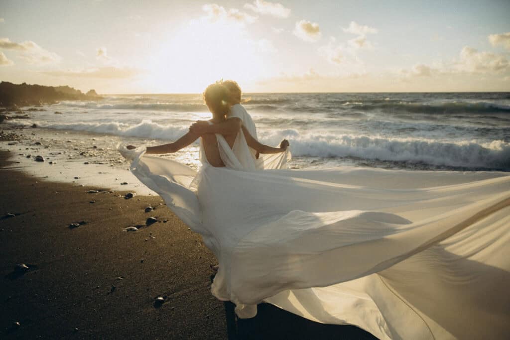 Hochzeit am Strand Lanzarote mit Veronika Haas im weißen Brautkleid bei Sonnenuntergang.