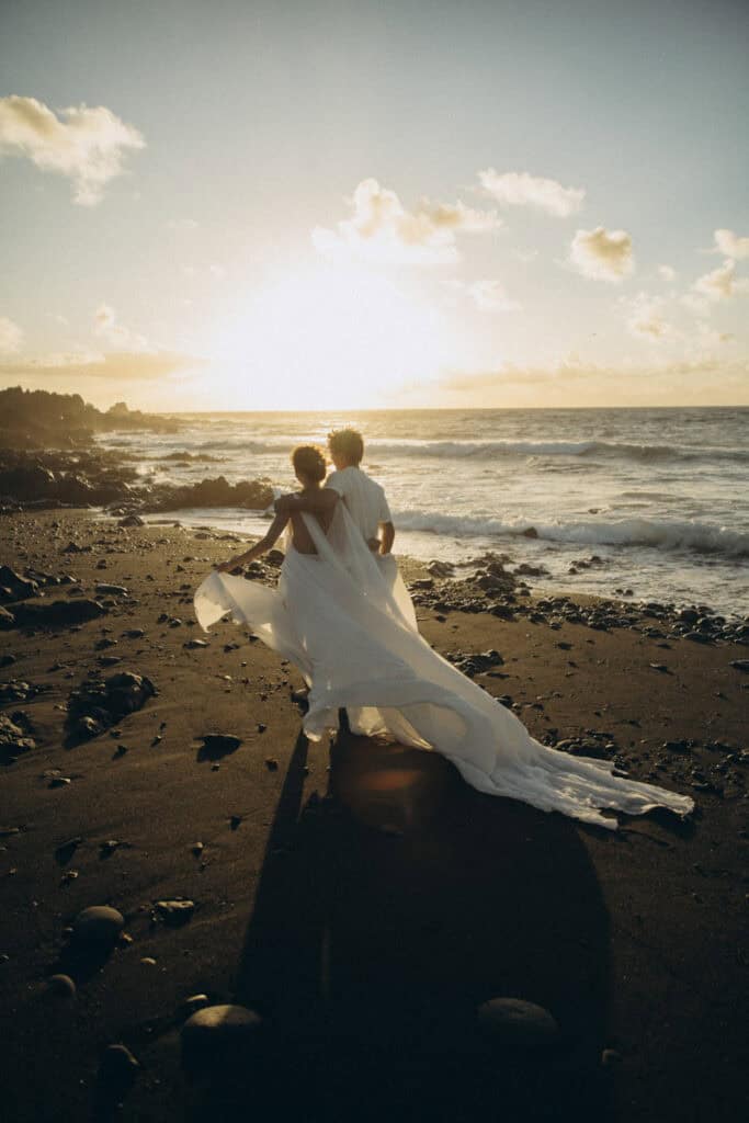 Veronika Haas und Partner beim intimen Engagement am Strand von Lanzarote bei Sonnenuntergang.