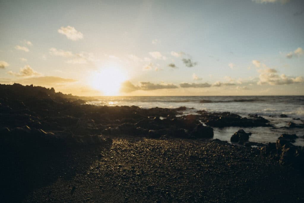 Veronika Haas am Strand von Lanzarote bei Sonnenuntergang, romantisches Engagement.
