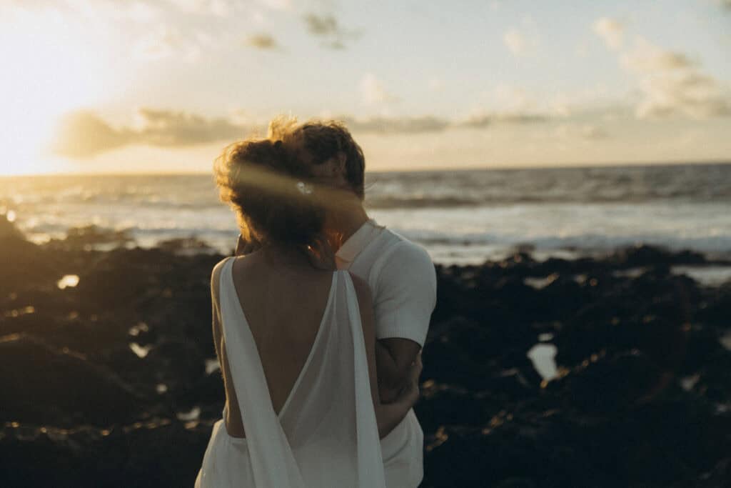 Veronika Haas und ihr Partner beim intimen Strandengagement auf Lanzarote. Romantischer Moment bei S.