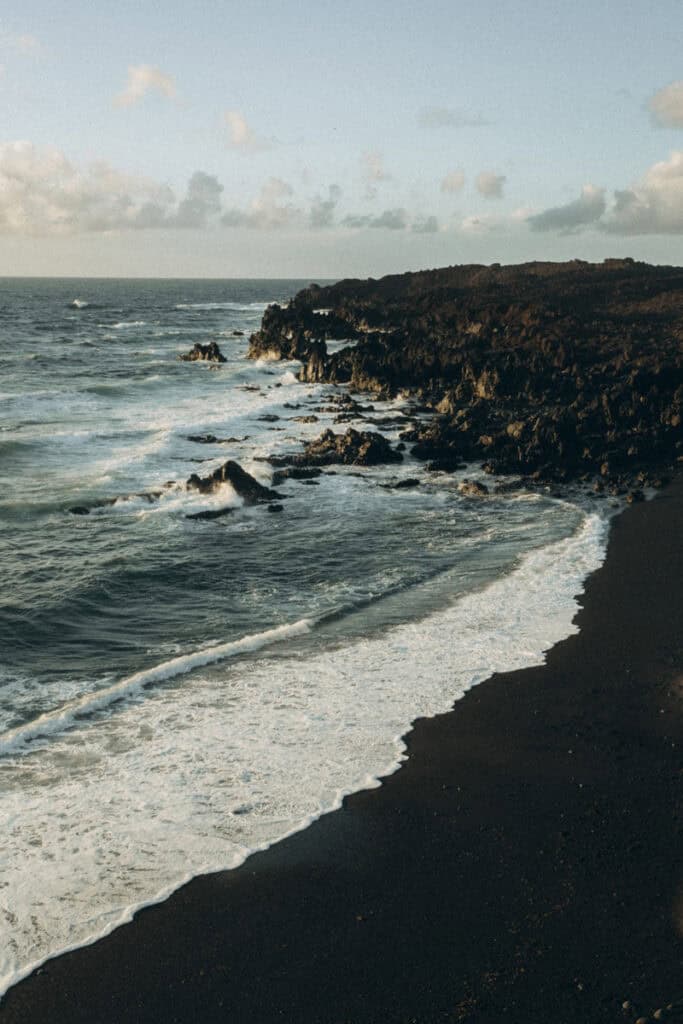 Veronika Haas am Strand von Lanzarote bei Sonnenuntergang, romantisches Engagement.