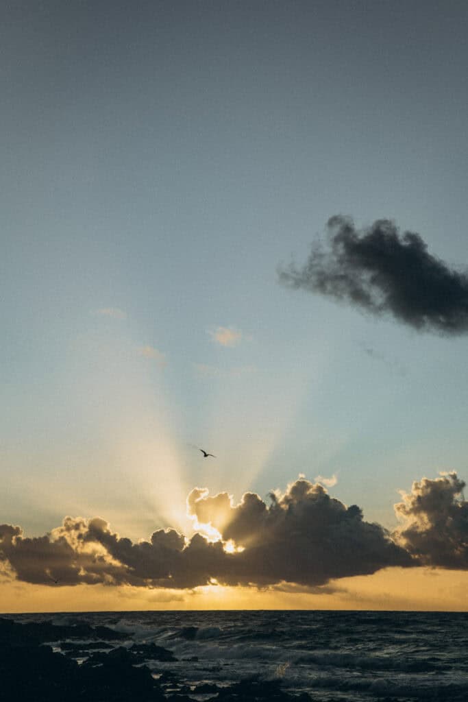 Veronika Haas am Strand bei Sonnenuntergang auf Lanzarote, romantisches Engagement am Meer.