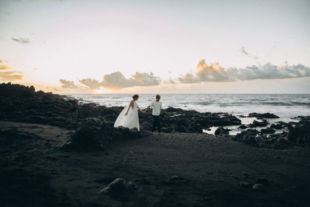 Veronika Haas und Partner bei einem intimen Engagement am Strand von Lanzarote. Romantische Atmosphä.