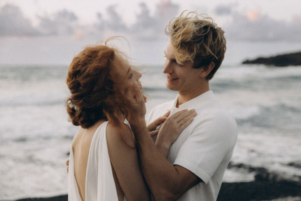 Veronika Haas beim intimen Strandengagement auf Lanzarote, romantisches Paarfoto bei Sonnenuntergang.