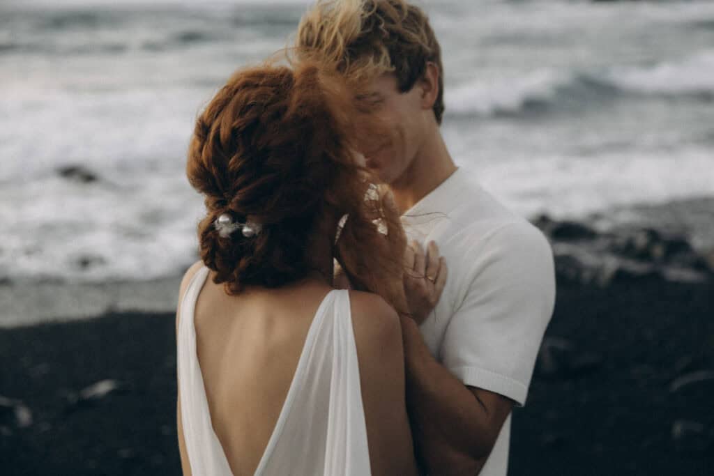 Veronika Haas und Partner beim intimen Moment am Strand von Lanzarote.