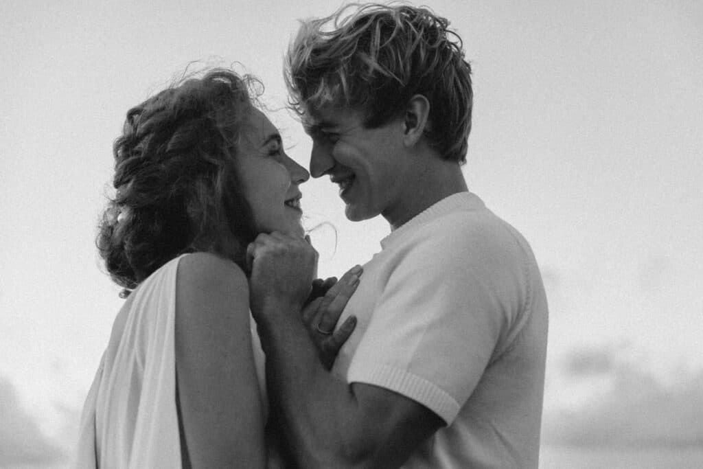 Entzückendes Engagement-Foto von Veronika Haas am Strand von Lanzarote.