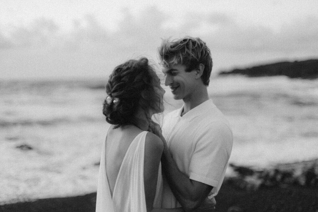 Veronika Haas und ihr Partner beim intimen Engagement am Strand von Lanzarote.