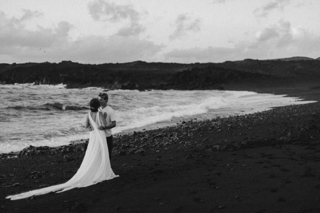 Veronika Haas und Partner bei intimer Strandhochzeit auf Lanzarote, romantisches Engagement am Meer.