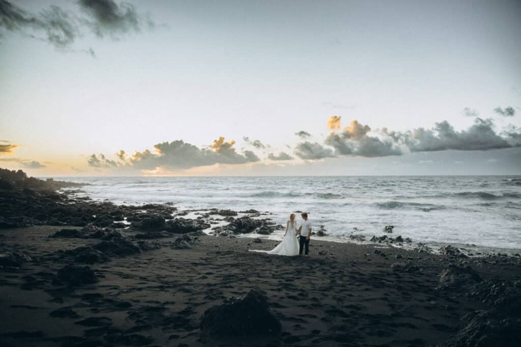 Veronika Haas und Partner bei Sonnenuntergang am Lanzarote-Strand.