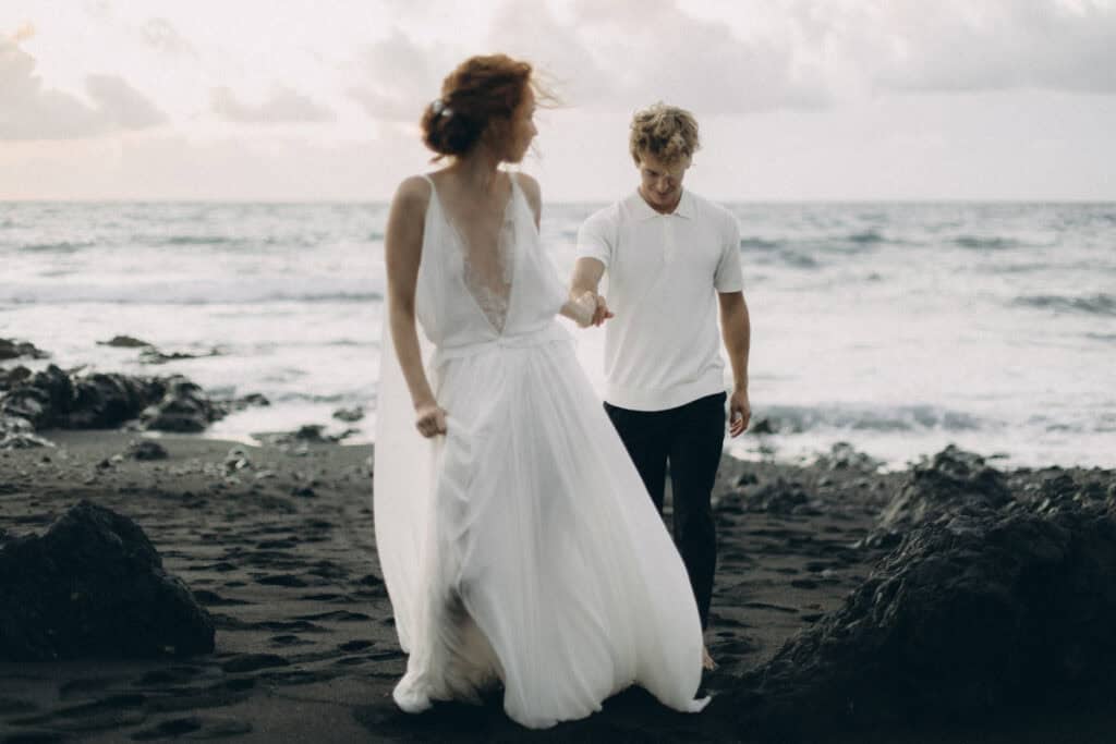 Veronika Haas beim intimen Engagement am Strand von Lanzarote, romantisch und natürlich.