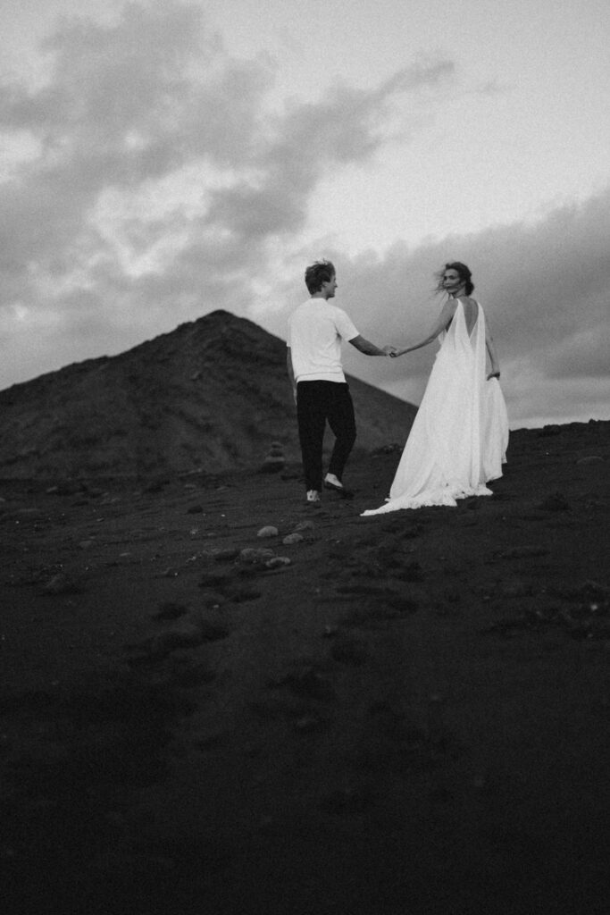 Veronika Haas beim intimen Strandengagement auf Lanzarote, romantische Atmosphäre.