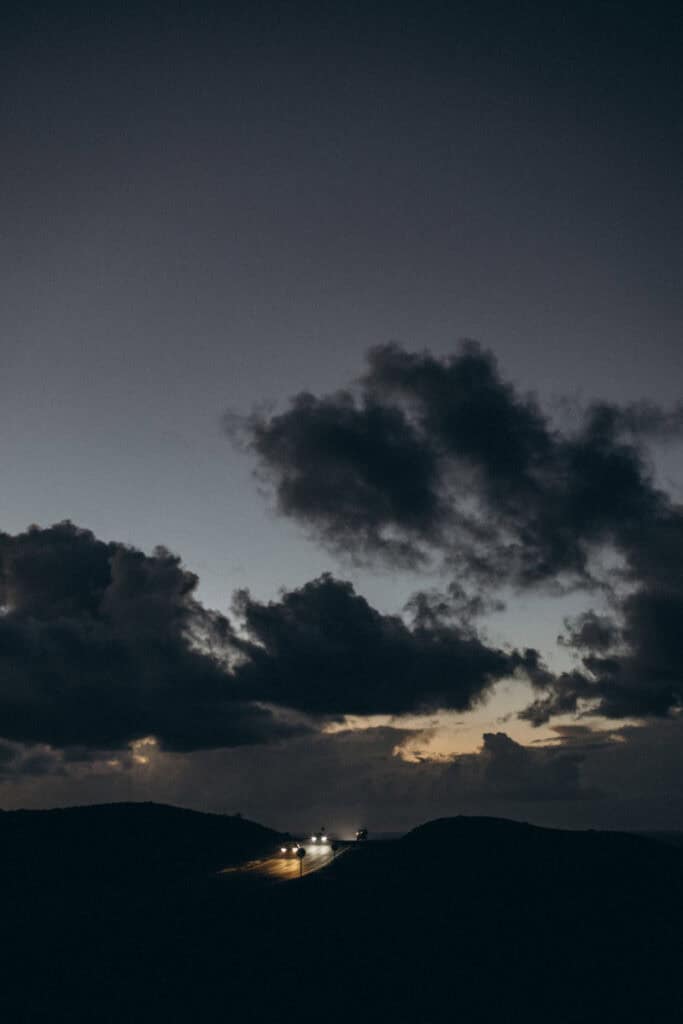 Veronika Haas bei Sonnenuntergang am Strand von Lanzarote, romantisches Engagement.
