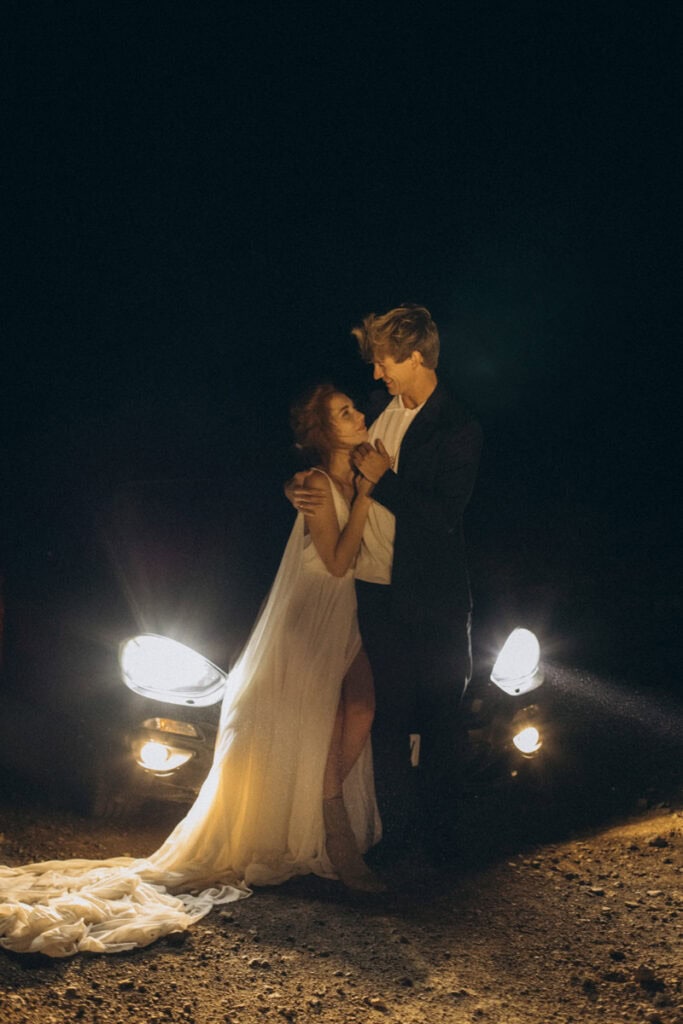 Veronika Haas bei einem romantischen Strandengagement auf Lanzarote, umgeben von Nacht und Meeresrau.