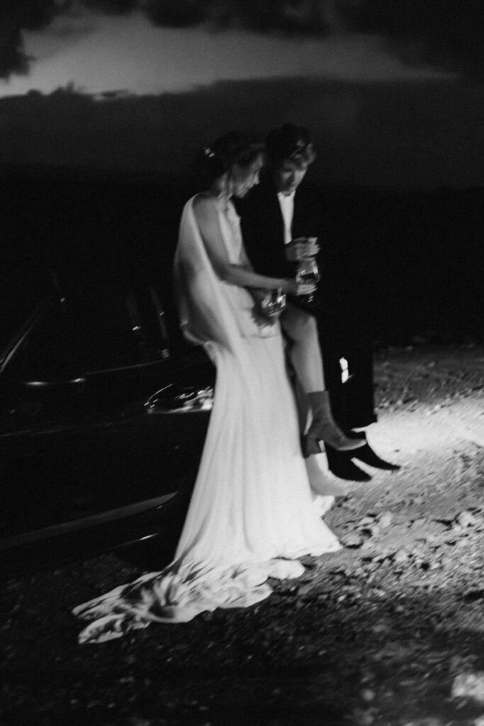 Veronika Haas und Partner bei romantischem Strandabend in Lanzarote, genießen den Moment bei Kerzens.