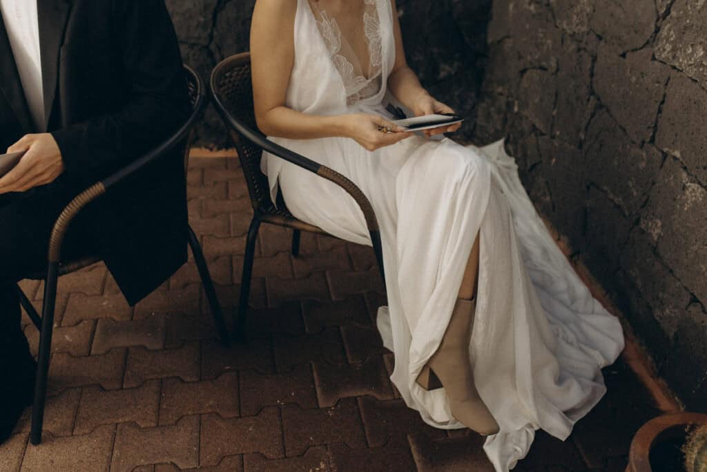 Veronika Haas in eleganter Hochzeitskleidung bei Strandverlobung auf Lanzarote, entspannt und stilvo.